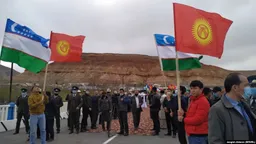 Погранслужба Кыргызстана прокомментировала инцидент на границе с анклавом Сох, где водитель перекрыл проезд